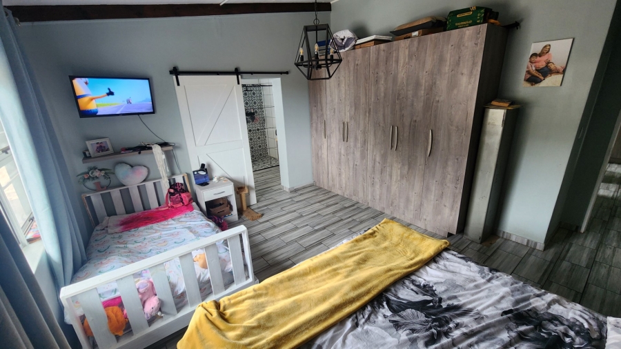 6 Bedroom Property for Sale in Paradise Beach Eastern Cape